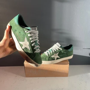 Golden goose Superstar - Golden goose i färgen grön🟢 Skick 9/10 använda en gång  Ny pris ca 5600kr  Storlek 41 men passar 40-42. Box ingår!
