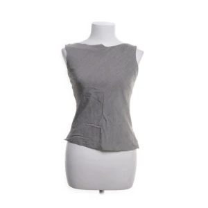 Boatneck topp  - Så classy och fin topp som var för liten för mig. Så fin halsringning, liten dragkedja på sidan av toppen.