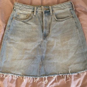 Jeans kjol  - Ny skick, Inte använt många gånger, köpt begagnat 