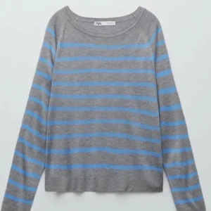 Zara tröja  - Jätteskön tröja från Zara, lite sliten men ingenting som syns tydligt. 