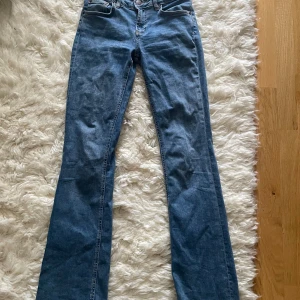 Zara Low waist bootcut jeans - Jättesnygga lågmidjade jeans från Zara, knappt använda och därför säljer jag dem💕 Midjemått: 35cm rakt över men stretchiga Innerbenslängd: 81cm