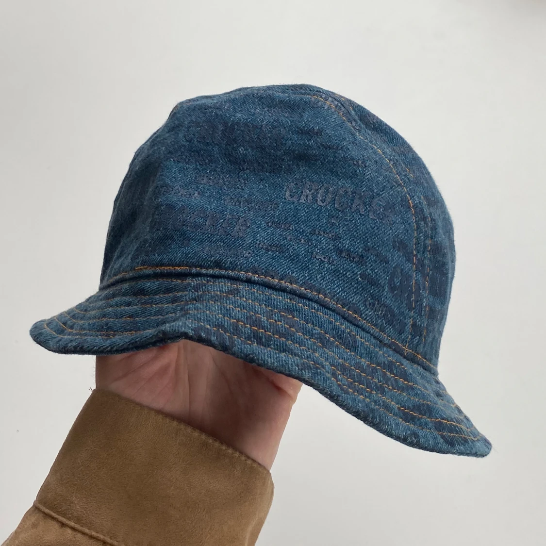 Buckethat i jeans