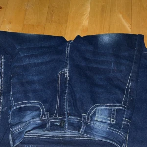 Flared jeans - Utsvängda jeans, 2000s stil+y2k,sthlmsstil, mönster på fickorna, påminner om miss me jeans
