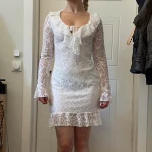 Somrig kort-klänning - Blommig klänning med spets, nyligen köpt från boohoo. Den har volang-liknande ärmar och en volang vid klänningens slut. Säljs då den är för stor för mig och därför sitter lite för pösigt. Perfekt att ha till sommaren eller vid finare tillställningar🌸