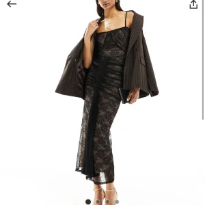 Spetsklänning - En jättefin svart midi spetsklänning med ryschad spets från Asos. Beställde två stycken men hann inte lämna tillbaka denna, därmed helt oanvänd och med lappar.   Skulle säga att den är en storlek 38 än 40. Formar kroppen jättefint och bekväm. 