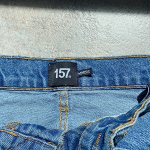 Jeanskjol - En jeanskjol i bra skick ifrån lager 157. Har används 1-2 ggr men just nu grå jag ingen användning för den. Köpt för 200kr och säjer för 120kr. Funkar som lågmidjad.