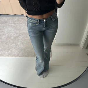 Jeans  - Ett par fina jeans från Ginatricot i storlek 32, jag är ungefär 168 och dem är precis lagom längd på mig!☺️Har egentligen storlek 34, så skulle säga att dessa är lite stora i storleken! 