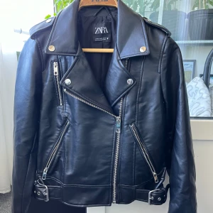 Skinnjacka från Zara nyskick - Skinnjacka från Zara använd endast 1 gång, nyskick. Xs