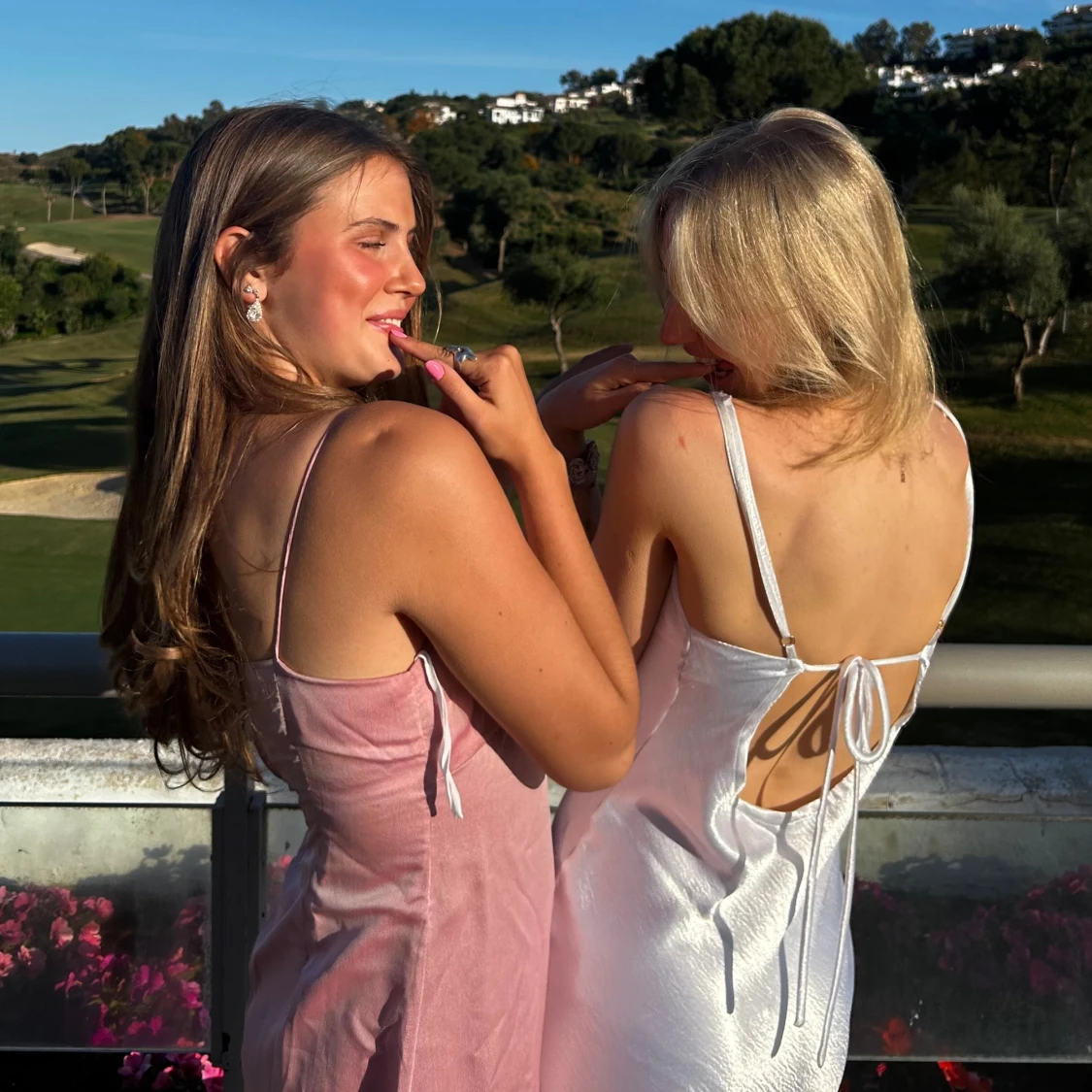 vit balklänning champagne pärlemo  - 90