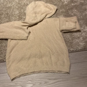 Säljer denna för att den inte kommer till användning! Köpte denna i januari så den är som ny! (Pris kan diskuteras vid snabb affär! Köpare står för frakt och pirater för varan  - Mjuk och tjock med en luva 