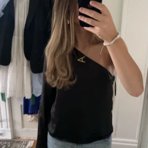 svart satinblus  - säljer denna svarta satinblusen