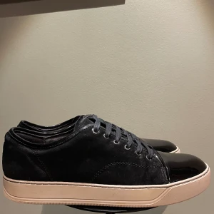 Lanvin skor  - Hej! Säljer nu dessa nästan helt nya lanvin skor. Skorna är i toppskick 9.5/10. Med skorna medföljer box och dustbag 