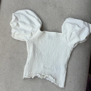 Vit söt volang top - Denna toppen är i väldigt gott skick, använd en gång. Inga fläckar eller defekter, är som en ny tröja 