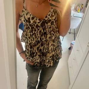 Leopard linne  - Superfint leopard linne med volanger. 