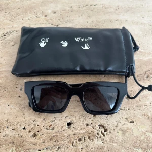 OFF-WHITE VIRGIL SOLGLASÖGON (som nya) - Säljer mina off-white VIRGIL solglasögon använda endast ett fåtal gånger skicket är som nya och fodral tillkommer.