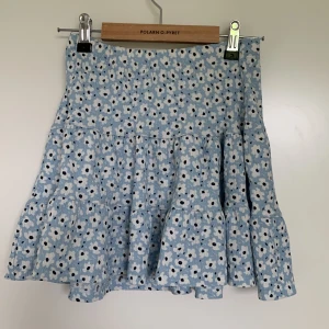 Kjol stl 140 - Mycket bra skick knappt använd.