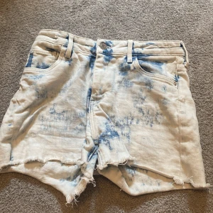  Jeans shorts - Ett par jätte fina jeans shorts som tyvär inte passar mig längre. Är bara använda några få gånger. 
