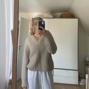 Beige stickad tröja  - Jättesöt beige stickad tröja från .OBJECT i storlek s 