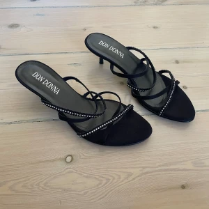 Kitten heels  - Kitten heels, köptes på sellpy i bra skick. Stl 37(ca 24cm), klack ca 4cm 