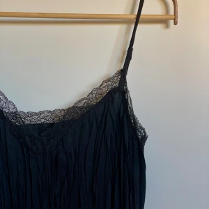 Svart långklänning med spets - Passar xs-m. Gottskick, använd endast ett fåtal gånger