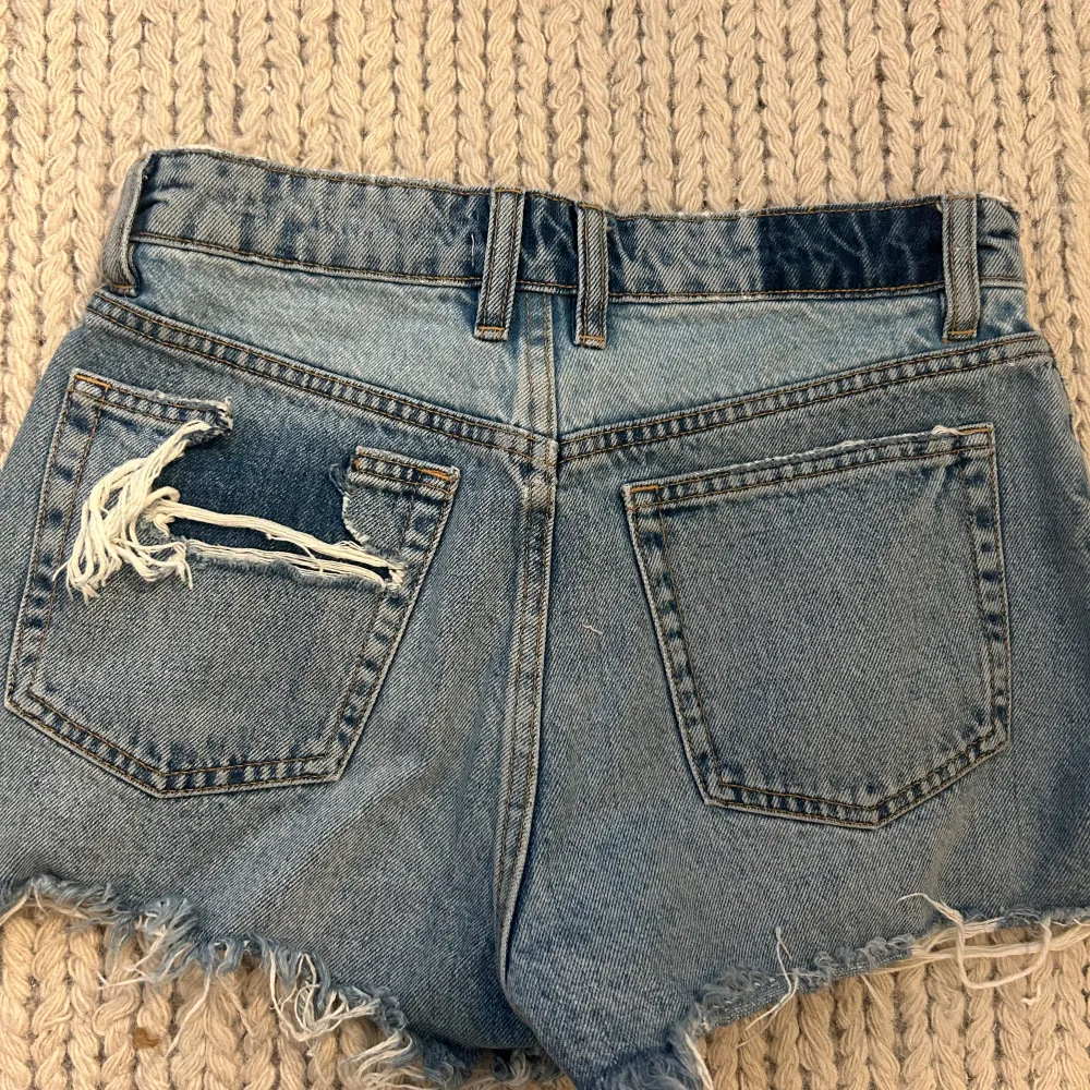 Ett par skit snygga jeans shorts från zara köpta förra sommaren i storlek 34 💕säljer pga försmå för mig nu 💕kontakta för fler frågor köparen står för frakten . Shorts.