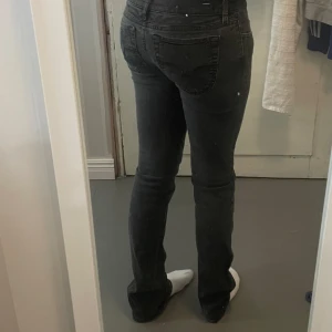 Lågmidjade jeans  - Säljer ett par superfina lågmidjade bootcut jeans från diesel industry i nyskick! Modellen LIV. Passar bra på mig som är runt 168 💗Skriv privat för fler bilder 