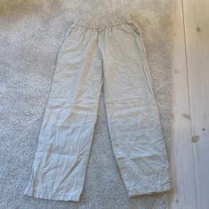 Linnebyxor  - Säljer linnebyxor som är i jättefint skick och använda ett fåtal gånger. 