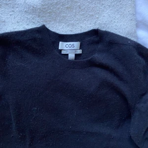 100% Kashmir tröja - Kashmir t-shirt från COS. Slut i lager. Storlek S. Nypris runt 1000 kr