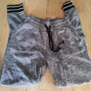 Mjukisbyxor - Jättesköna mjukisbyxor i lite tunnare material. Storlek S, använda men fortfarande bra. Hämtning, annars betalas frakt av köparen. Bara att skriva vid frågor eller bud! 🌻