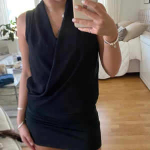 Svart topp  - Super fin svart topp som inte kommer till användning. Lapparna är bortklippta så märke är okänt samt storlek men passar mig som vanligtvis bär s/m