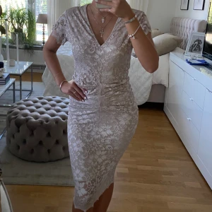 Spets klänning  - Champagne färgad sptesklänning som används för sällan. Inga defekter 