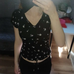 En blommig tshirt - 158/164, bra skick, blommig