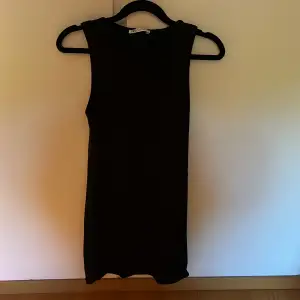 Säljer denna svarta klänning från Zara. Klänningen är kort och något åtsittande i modellen. Aldrig kommit till användning så därför i nyskick💕