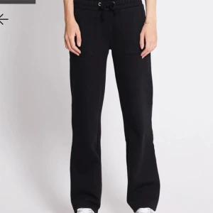 Lager157 lågmidjade mjukisbyxor - Lågmidjade svarta mjukisbyxor från lager157, ”Stella Low Waist”. I nyskick.