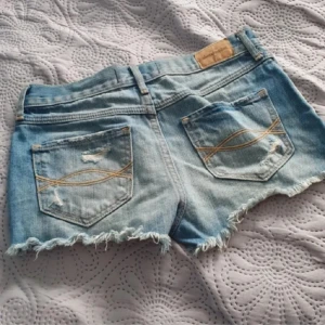 Shorts - Jätte fina lågmidjade shorts som tyvärr e för små, midjemått e 36 enligt förra ägaren💕pris kan diskuteras 