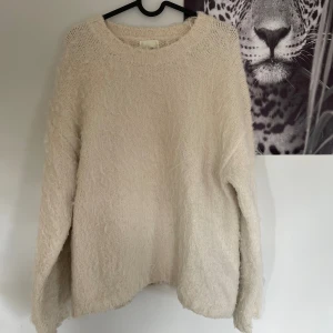 Stickad tröja - Jättemysig! Sitter lite oversized så mer en M