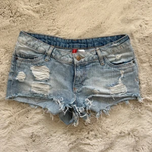 Lågmidjade shorts - Lågmidjade jeansshorts köpta här på Plick, så snygga och i bra skick men passade tyvärr inte. De är i storlek 36 men är ca 38 cm rakt över i midjan💕