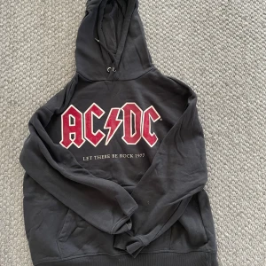 ACDC Tröja - En mysig tröja från H&M med tryck ACDC, aldrig använd, storlek M. 
