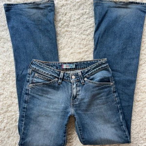Lågmidjade Bootcut jeans levis - Levis 551 flare. Sjukt snygg passform. Innerbenslängd:80 midjemått: 35 x2. lite slitna längst ner vilket syns på bild, annars super skick. Köp sker via köp nu, jag postar inom 24h