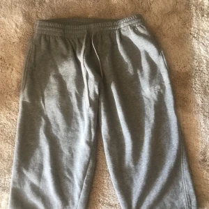 Grå trekvarts mjukis - Väldigt sköna med en fin form 😍 Skickar efter du har köpt (detsamma med andra kläder i min profil 😚) M men passar som en S