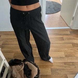 Linnebyxor  - Svarta linnebyxor med ficka 