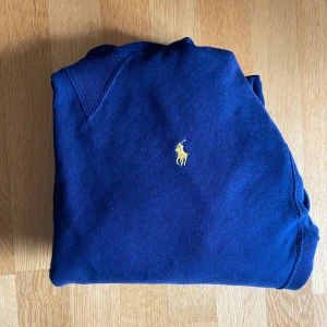 Ralph lauren hoodie - Säljer denna Ralph Lauren hoodie i storlek S som även passar XS. Tröjan är i skick 9/10. Vid intresse skriv!