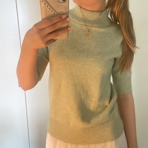 Trekvartärmad topp - Denna säljer jag då den aldrig kommer till användning förutom 2 gånger💗 ser ut som ny ( pris kan diskuteras ) den är även OTROLIGT skön!!
