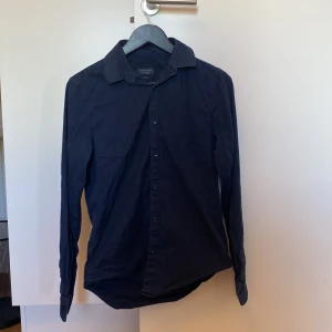 Mörkblå skjorta - Skjorta med slim fit från Zara Man