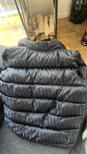 Dior oblique vest - Jag är 183 cm och den passar perfekt på mig. Väldigt sparsamt använd så skicket är bra. Inget kvitto bara västen.  Skriv om du har några frågor! 