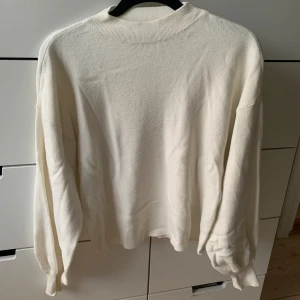 Stickad tröja - Stickad vit tröja från Vero Moda, fint skick men finns några fettfläckar som syns om man kollar väldigt noga🤍 perfekt till i sommar när det är lite svalare