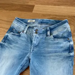 Ett par Low waist pepe jeans. De är slim fit och har straight leg. De är i jättebra skick, dvs inga defekter. Skriv privat för mer info❤️