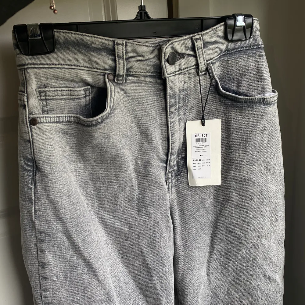 Gråa Jeans från About You, aldrig använda med prislapp kvar så i väldigt bra skick Storlek xS Säljer för 150 kr eller bud Skriv för fler frågor eller funderingar❣️ . Jeans & Byxor.