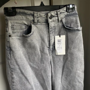 About you Jeans  - Gråa Jeans från About You, aldrig använda med prislapp kvar så i väldigt bra skick Storlek xS Säljer för 150 kr eller bud Skriv för fler frågor eller funderingar❣️ 