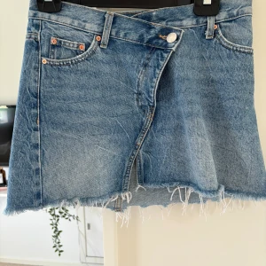 Lågmidjad jeanskjol  - Så snygg lågmidjad jeanskjol som inte kommer till användning. Använd ett fåtal gånger så är i fint skick. Hör av dig vid frågor🫶🏼